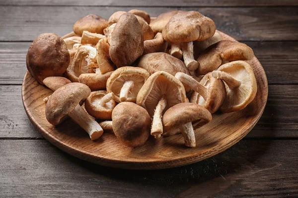 Dish with raw shiitake mushrooms — Stock Photo, Image