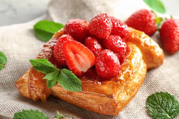 Deliciosa pastelería sobre saco — Foto de Stock