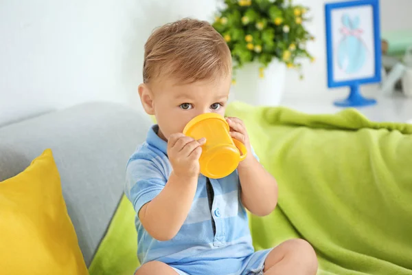 Adorable bebé con biberón en casa —  Fotos de Stock