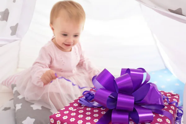 Presente de aniversário com bebê borrado na barraca — Fotografia de Stock