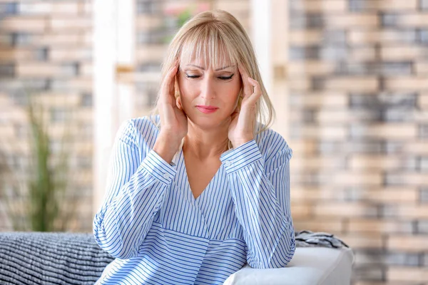 Wanita menderita sakit kepala — Stok Foto