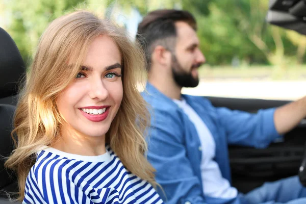 Щаслива молода пара в машині під час поїздки — стокове фото