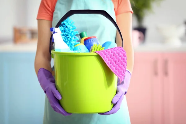 Mulher segurando balde com produtos de limpeza — Fotografia de Stock