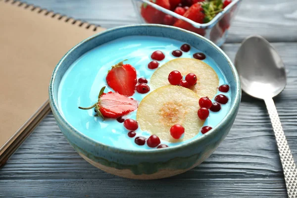 Cuenco con batido de espirulina azul — Foto de Stock