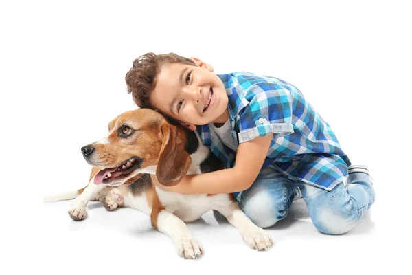 Милий маленький хлопчик з собакою на білому тлі — стокове фото