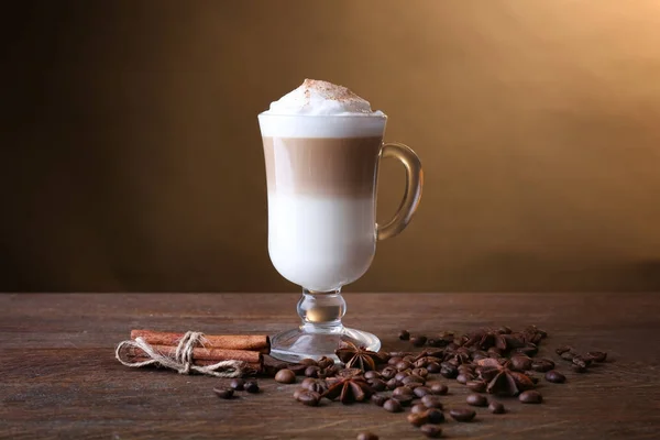 Latte macchiato ile cam — Stok fotoğraf