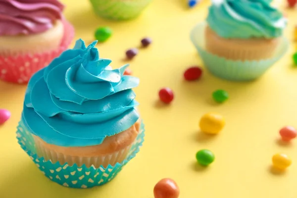 Tasty cupcake on color background — Stock Photo, Image