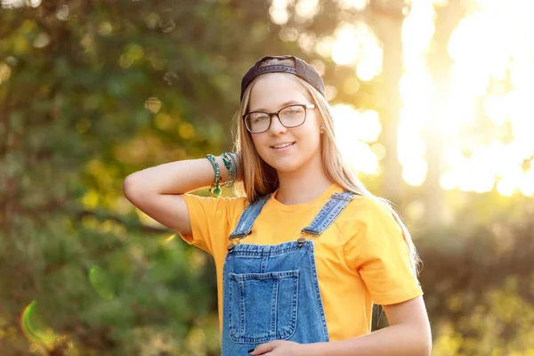 Adolescente chica al aire libre —  Fotos de Stock