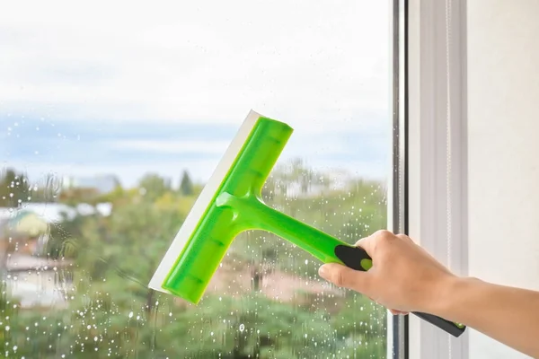 Чистое моющее окно — стоковое фото
