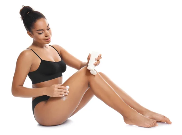 Hermosa Mujer Afroamericana Joven Aplicando Crema Sobre Piel Sobre Fondo — Foto de Stock