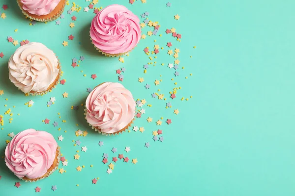 Vele lekkere cupcakes op kleur achtergrond — Stockfoto