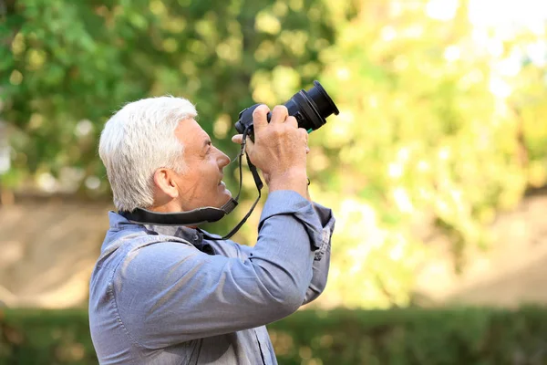 Man taking photo in park — Stock Photo, Image