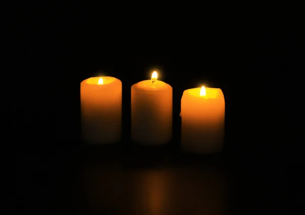 Αναμμένα κεριά σε φόντο — Φωτογραφία Αρχείου