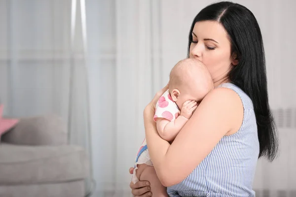 Ibu muda dan bayi lucu — Stok Foto