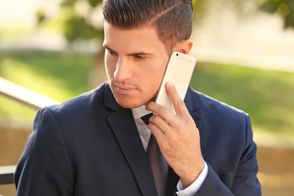 Businessman talking on mobile phone — Stock Photo, Image