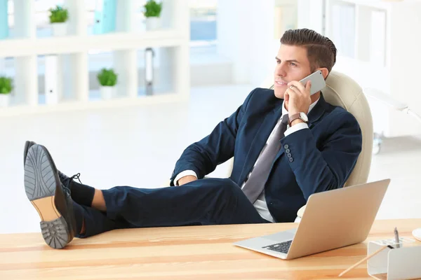 Zakenman aan het praten op mobiele telefoon — Stockfoto