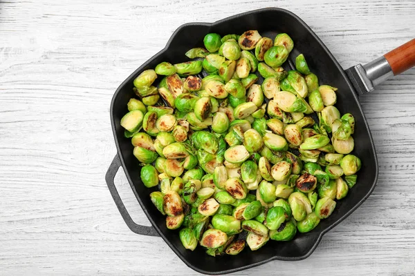 Grill pan with roasted brussel sprouts — Stock Photo, Image