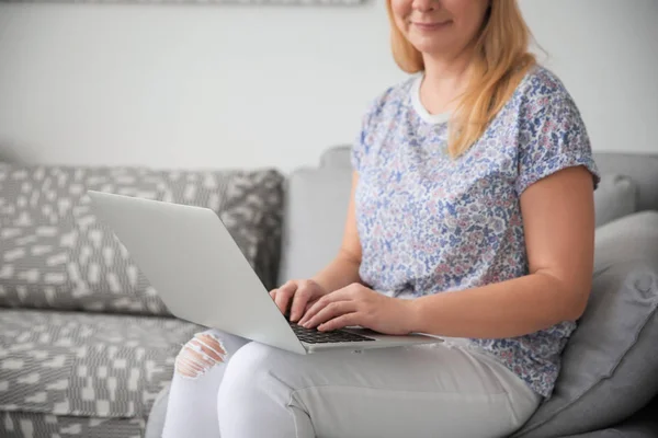 Mulher madura com laptop — Fotografia de Stock