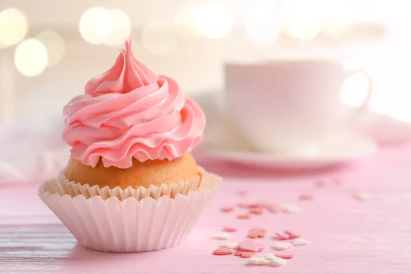 Leckere Cupcake auf verschwommenem Hintergrund — Stockfoto