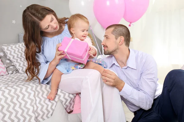Fiatal család és aranyos baba ünnepli születésnapját otthon — Stock Fotó