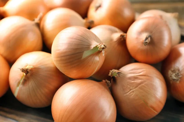 Fresh raw yellow onion — Stock Photo, Image