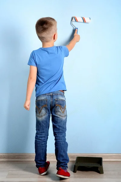 Petit garçon mur de peinture — Photo
