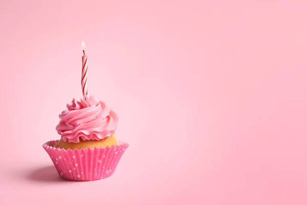 Läckra cupcake med ljus — Stockfoto
