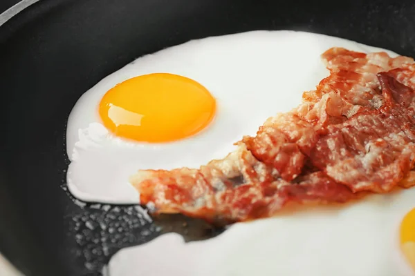 Сковородка с яйцом и беконом — стоковое фото