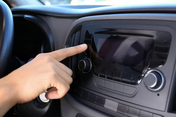 Adam arabanın radyosunu ayarlama — Stok fotoğraf