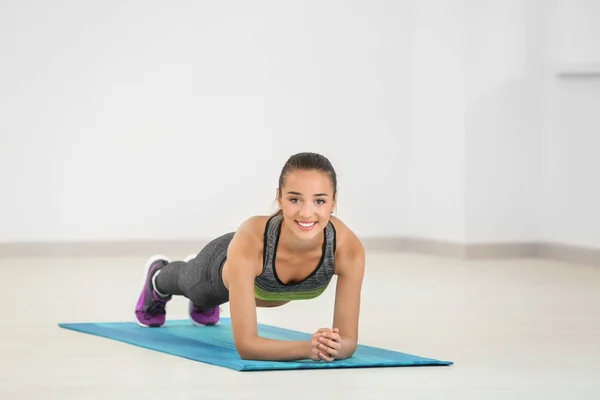 Frauentraining zu Hause — Stockfoto