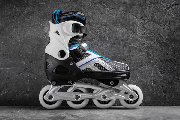 Roller skate στο πάτωμα — Φωτογραφία Αρχείου