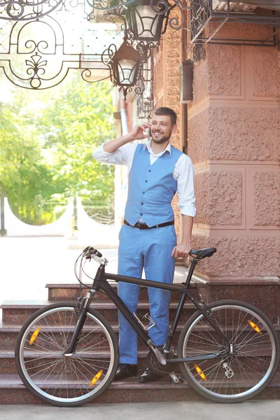 自転車でハンサムな実業家 — ストック写真