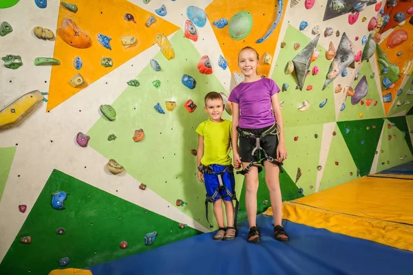 Adorables niños pequeños en el gimnasio de escalada — Foto de Stock