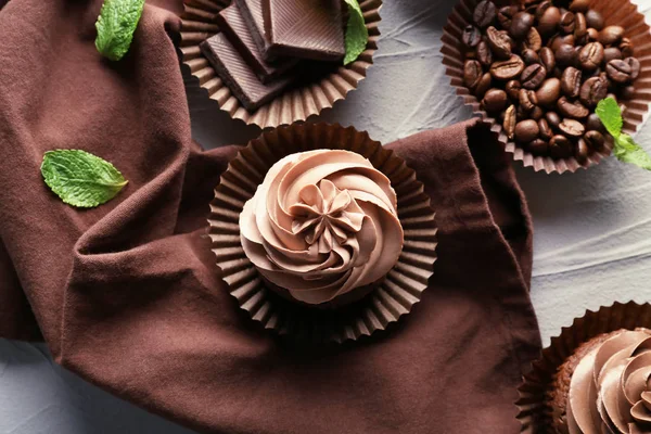Композиція зі смачними шоколадними кексами — стокове фото