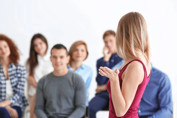 Groep mensen met business trainer bij seminar — Stockfoto