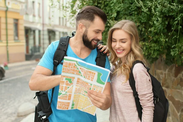 Pareja de turistas con mapa en la calle — Foto de Stock