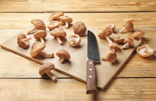 Deska s raw shiitake houby — Stock fotografie