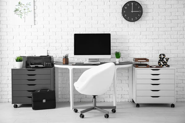 Pohodlné pracoviště s počítačem na stole — Stock fotografie