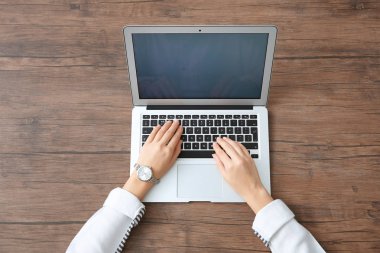 Dizüstü bilgisayar kullanan kadın