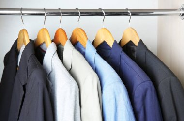 giyim demiryolu üzerinde asılı ceketler 