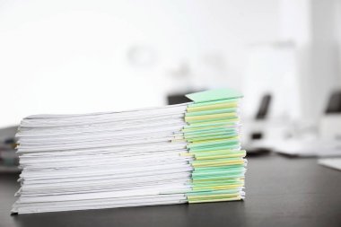 Tablo üzerindeki belgeler yığını