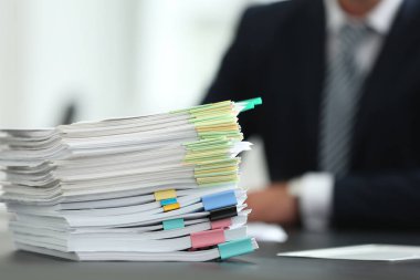 Tablo üzerindeki belgeler yığını