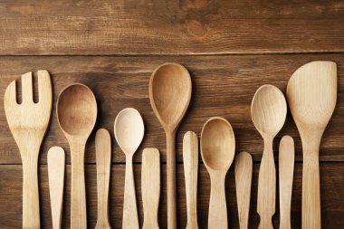 Ahşap arka plan üzerinde çeşitli mutfak eşyaları