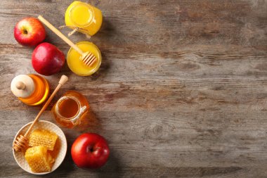 Bal ve meyve ile kompozisyon 