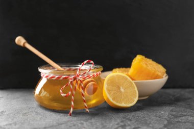 Kavanoz ve limon masada aromatik tatlım