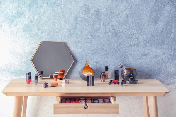 Cosmetic set with mirror on dressing table — Stock Photo, Image