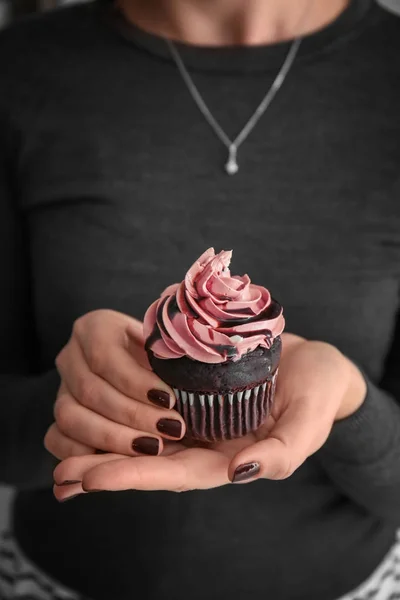 Woman with tasty chocolate cupcake — Stock Photo, Image