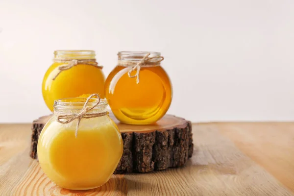 玻璃罐中的芳香蜂蜜 — 图库照片