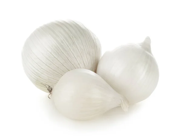 Reife Zwiebeln auf weißem — Stockfoto