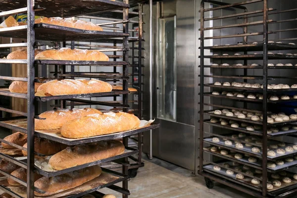 Panes de pan en estanterías — Foto de Stock